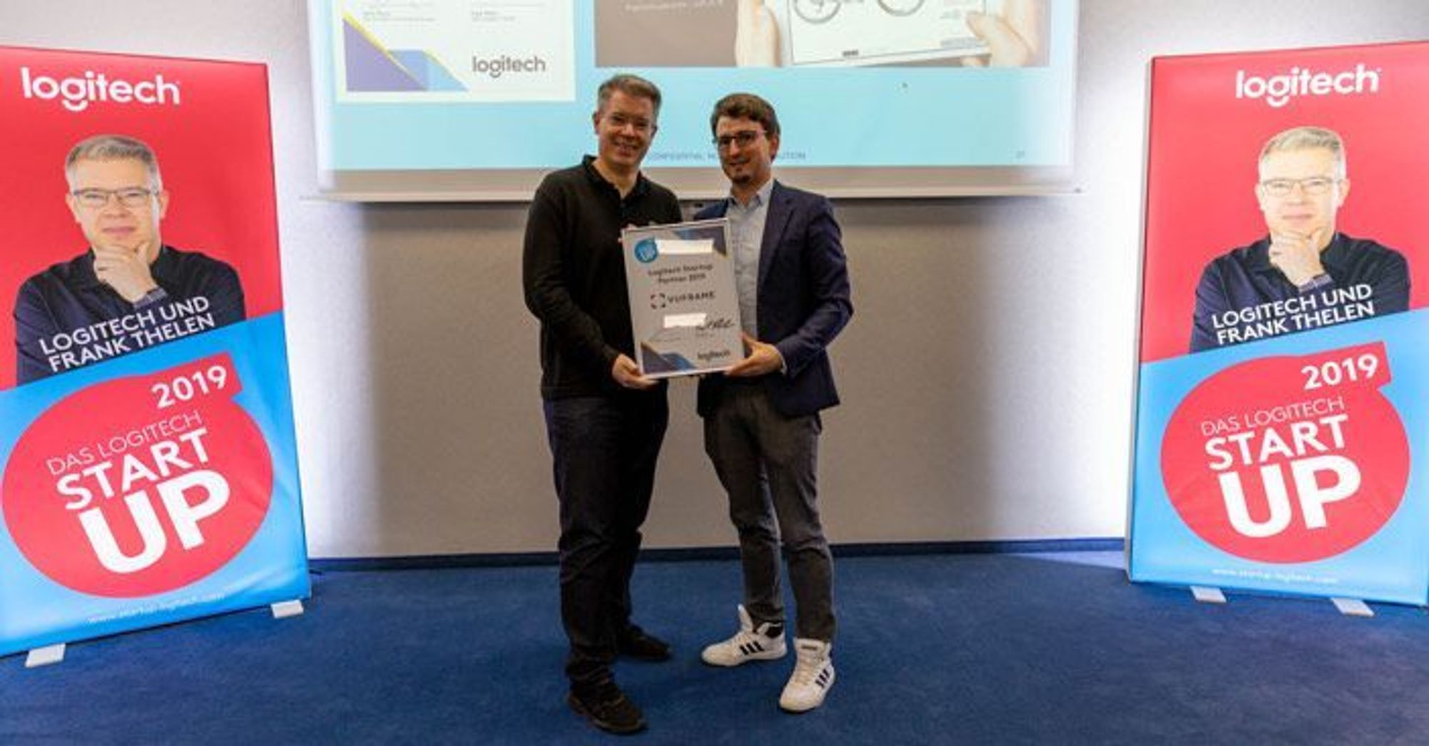 Frank Thelen presents an award to 3D company Vuframe